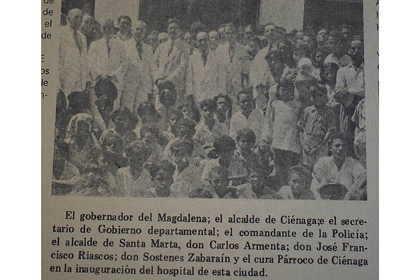 En el registro gráfico, José Benito Vives De Andréis junto a varias personalidades en la inauguración del Hospital del municipio de Ciénaga.