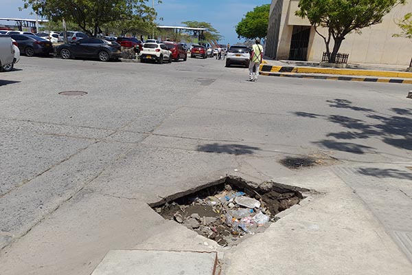  Calle Madrid (calle 10) con carrera 1: En basureros se han convertido los huecos de Santa Marta
