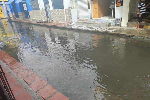 Carrera 7 entre la calle Cangrejalito (calle 11) y calle Cangrejal(calle 12): Calles con mala infraestructura terminan siendo piscinas de aguas residuales.