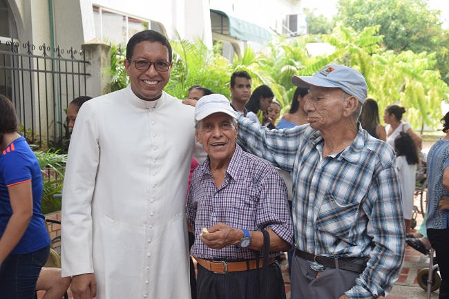 El padre Mario González García junto a los abuelitos del Asilo Sagrado Corazón de Jesús. 