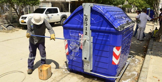 La Empresa de Servicios Públicos de Santa Marta, Essmar, desde el área de Aseo y Aprovechamiento, adelanta el lavado y la desinfección de los contenedores de 3.200 litros