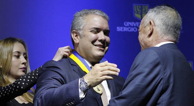 El Presidente de la República, Iván Duque Márquez, recibió la condecoración ‘Medalla Fundadores’ con el distintivo de egresado ilustre.
