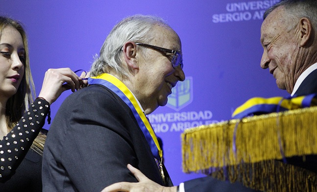 Gabriel Melo Guevara, recibió la distinción ‘Medalla Fundadores’ por parte de Rodrigo Noguera Calderón. 