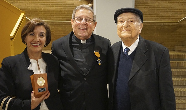 El padre Mauricio Uribe, también fue condecorado por la Universidad Sergio Arboleda.