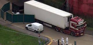 El camión ha sido transportado hasta un muelle cercano al lugar donde fue detectado, donde la policía prevé retirar los cadáveres de su interior.
