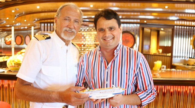 Fidel Vargas, jefe de la Oficina de Turismo Departamental le entrego al capitán de la embarcación una condecoración y algunos suvenires.