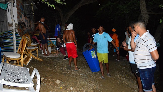 Un grupo de personas al parecer residentes en el corregimiento de Taganga llegaron para saquera el lugar.