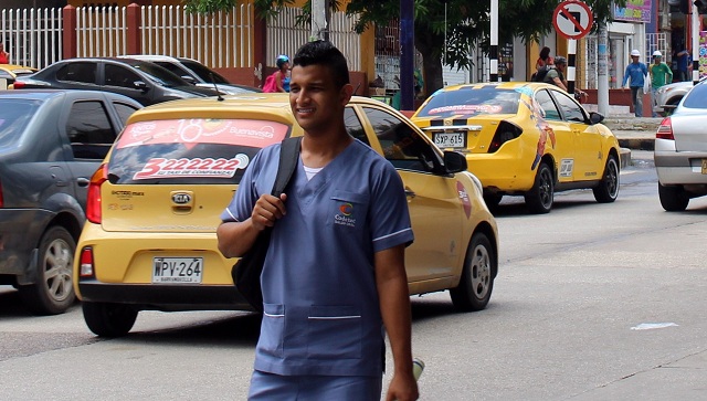 Un hombre camina frente a una valla con publicidad política este miércoles, en Barranquilla, Colombia. Foto: EFE