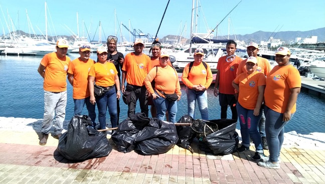 Miembros de la Defensa Civil de Magdalena llevaron a cabo este viernes una jornada de limpieza en la Marina Internacional de Santa Marta.