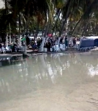 A través de imágenes y videos se alcanza a observar cómo el mar llega hasta las palmeras que están en cercanías al malecón.