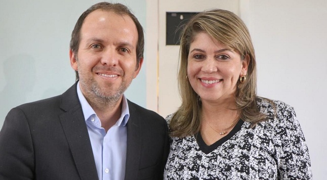 La mandataria local, Virna Johnson, junto con Ernesto Lucena, el primer ministro del deporte en Colombia.