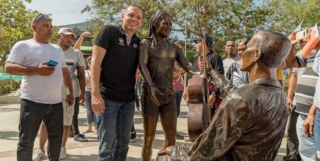 Ex alcalde de Ciénaga, Edgardo Pérez, junto a la estatua de Carlos Vives que ha generado polémica.
