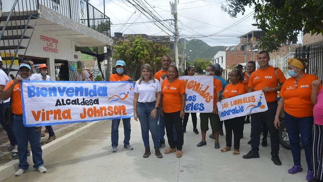 La alcaldesa distrital fue recibida por la comunidad de Los Laureles, que pronto serán beneficiados con la obra ‘Mi Calle’.