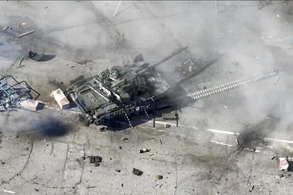 Una imagen fija tomada de un vídeo proporcionado por el servicio de prensa del Ministerio de Defensa ruso muestra equipo militar destruido.