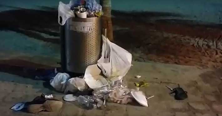 Canecas rebosadas de basuras reciben a los turistas en La Bahía de Santa Marta, un hecho que para los samarios es culpa de la falta de cultura y de aseo.