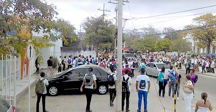 Estudiantes de Institución Educativa protagonizan riña en concurrida avenida de la ciudad.