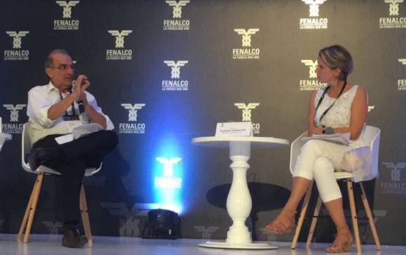 Humberto De La Calle junto a Claudia Gurisatti en el debate que realizó Fenalco en el evento de Nexos 2017
