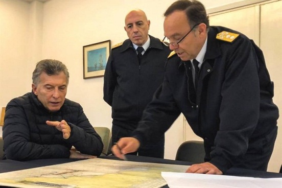 El presidente argentino Mauricio Macri (i) junto al subjefe de la Armada Argentina, Miguel Máscolo (d). EFE