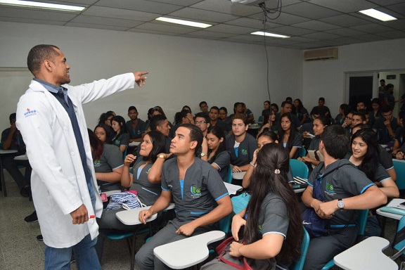 Imagen de referencia. Profesor Luis José Daza y alumnos de Medicina de la UCC Santa Marta