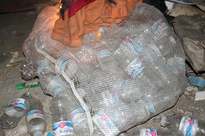 En operativos de control y seguimiento a extranjeros de nacionalidad venezolana, fueron encontradas alrededor de 200 botellas plásticas.
