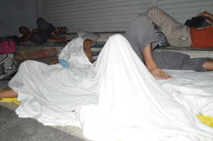 En el Centro de Maicao, hay venezolanos que duermen al aire libre sobre el pavimento.