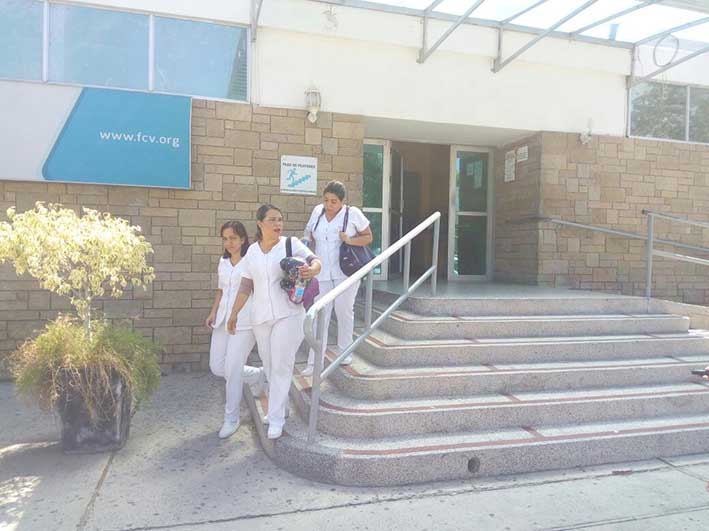 Enfermeras se despidieron en la salida de la Fundación Cardiovascular el día del cierre definitivo. 