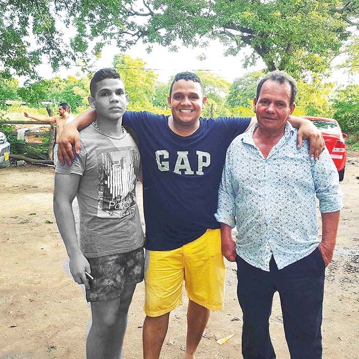 Jhon Páez con su padre y hermano Bryan.