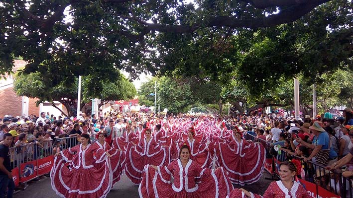 Con el desfile de las piloneras, comenzó la nueva versión del festival vallenato 2018