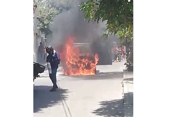 Incendio vehicular. Foto enviada al #WhatsAppSoyInformador 310 721 15 81