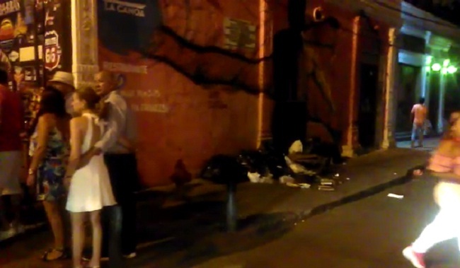 Habitantes de calle riegan las basuras a pocos pasos del Callejón del Correo