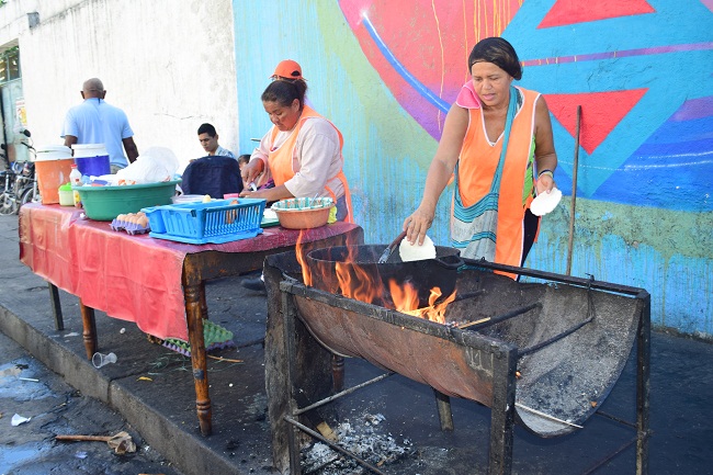 Ketty Navarro, vendedora de arepas en Santa Marta. Foto: Orlando Marchena