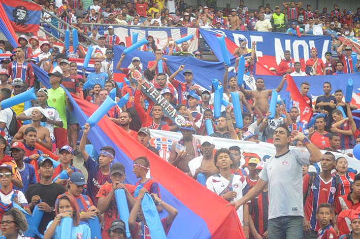 Las gradas del escenario se vistieron totalmente de azul y rojo, por las camisetas, banderas y mensajes de los seguidores del equipo Bananero.