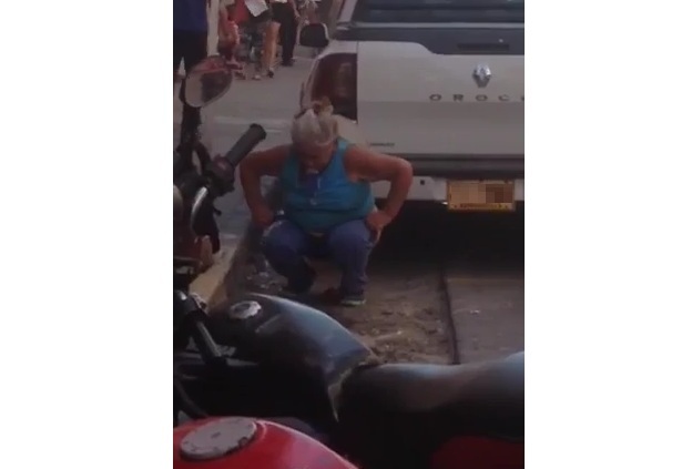 Ciudadana defeca en público en el Centro de Santa Marta