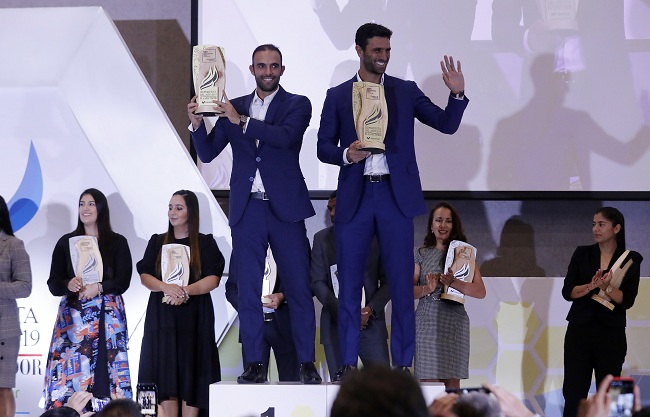 Los tenistas colombianos Sebastian Cabal (i) y Robert Farah (d) reciben el premio como deportistas del año 2019 este lunes en Bogotá