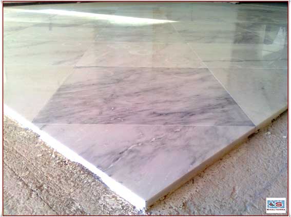 El uso de enchapados de mármol en las paredes de las duchas, requiere recubrimiento especial de la superficie con resinas selladoras especiales.