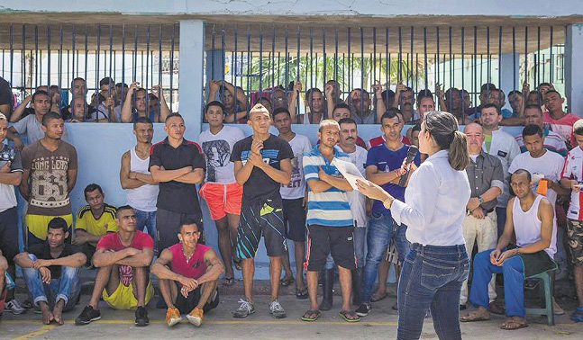 En las brigadas jurídicas que se hacen en la cárcel Rodrigo de Bastidas profesores y alumnos interactúan con las personas privadas de la libertad. 