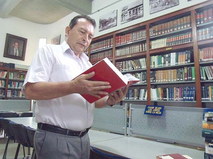 Hernán Darío Martínez, Bibliotecólogo.