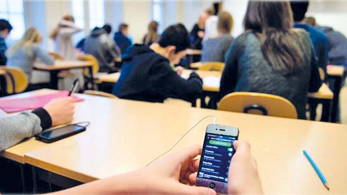 En la actualidad, el celular amenaza con ser un distractor durante las clases. Foto referencia.