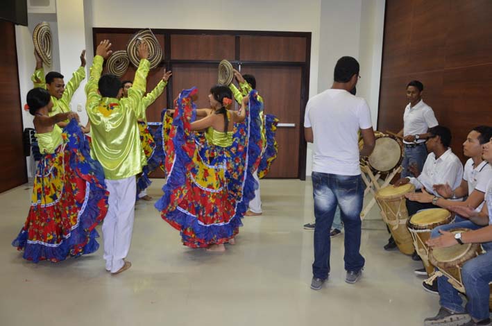 Integrantes del grupo de danzas y tambora de la Universidad Sergio Arboleda, sede Santa Marta.