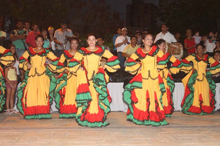 Estudiantes que pertenecen al grupo de danzas folclóricas de la Corporación Bolivariana del Norte (CBN), quienes reciben estímulos en sus estudios.
