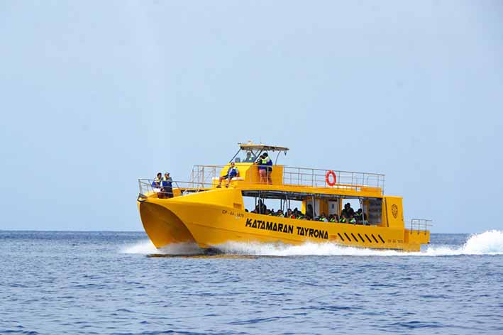 El Katamarán Tayrona, una cómoda embarcación doble casco, ofrece la oportunidad de descubrir los paisajes más fascinantes del mar de Santa Marta.