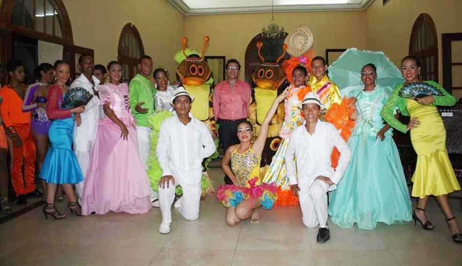 Entrega de vestuario para el show inaugural de la Fiestas del Mar