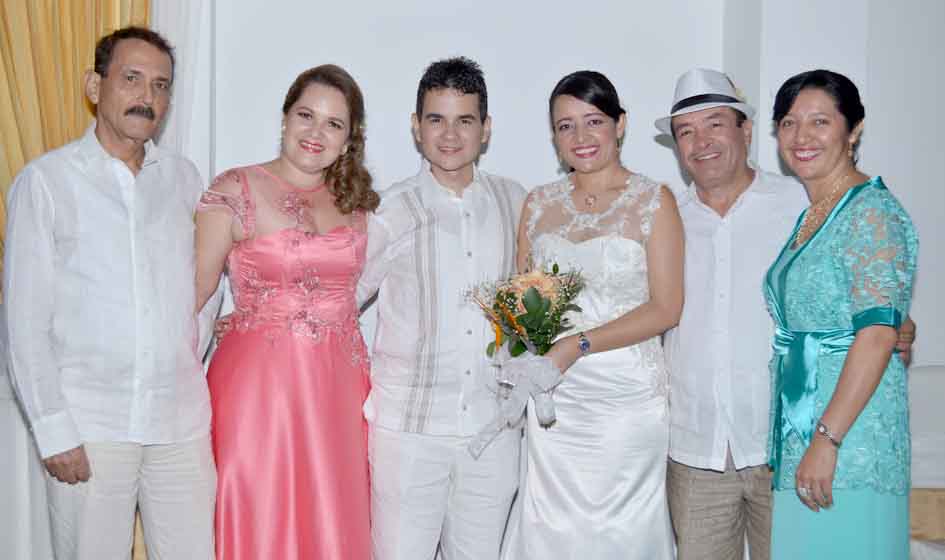 Los esposos, en compañía de sus padres Martín Ceballos y Claudia Martínez, Belisario Moreno y María del Pilar Caballero.