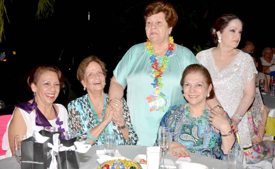 Fanny Paredes de González con Soilita Guerrero, Gloria Guido de Díaz Granados, Polly Castro y Nina Valencia.
