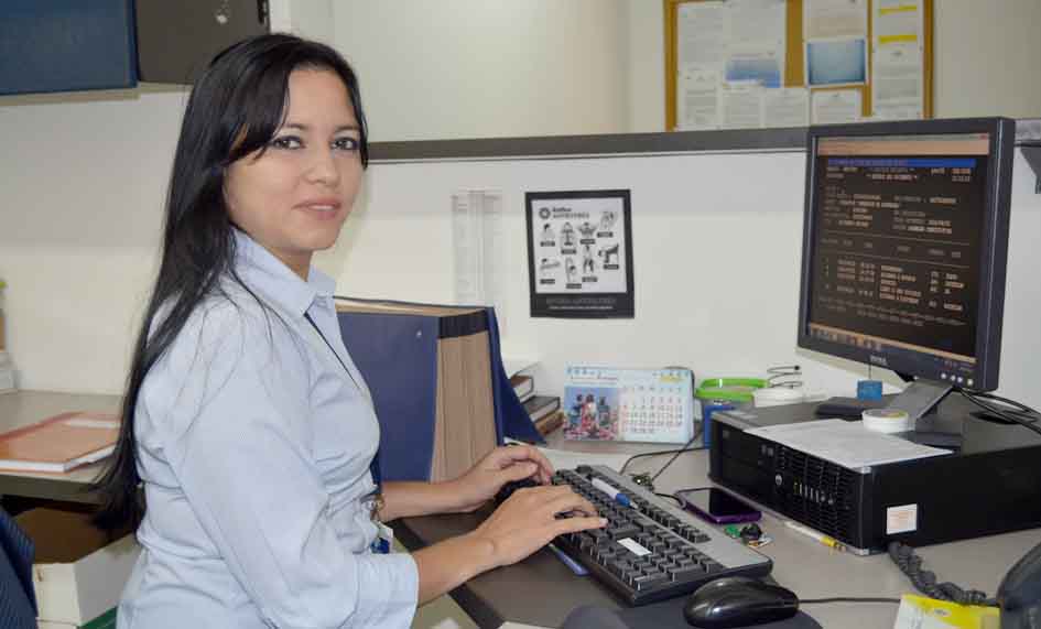 Lubar Pertuz, secretaria de la Cámara de Comercio de Santa Marta, es una mujer que disfruta su trabajo y se siente feliz de ser una secretaría que es base fundamental en su empresa.