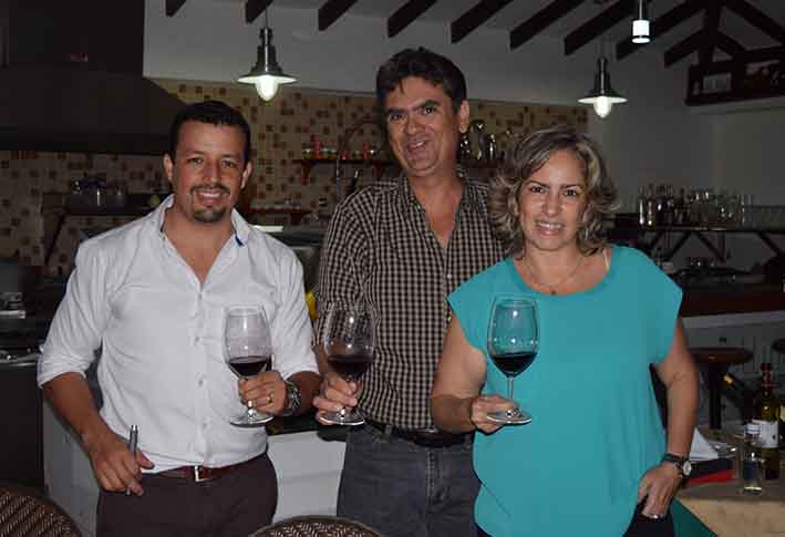 Miguel Castillo, sommelier; Alfonso Linero y Diana Brugés, encargados de mostrar la nueva línea económica de vino institucional.