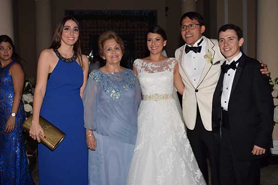 Enrique Vives, Inés Lacouture y Camila Linero al lado de los esposos, Sergio y Carolina. 