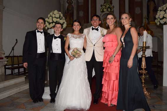 Los esposos junto a sus padrinos Luis Aarón, Enrique Vives, Mary Alejandra Abello y Natalia Arbeláez