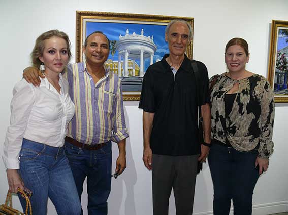 Julio Congote, Lorena Solis y Emilse Navarro junto a Vicente Fernández. 