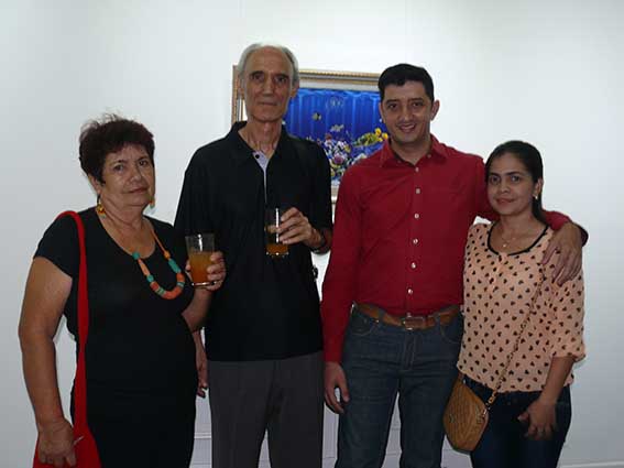 Enrique Aarón, Jennifer Sánchez y María Muñoz acompañaron al artista en la inauguración. 
